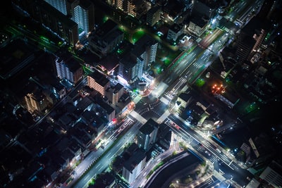 空中城市的灯光在夜间的照片

